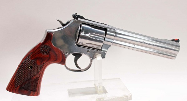S&W Revolver Mod. 686 Plus Deluxe, 6" FL, Holzgriff, cal. .357 Mag., geflutete 7 Schuss Trommel